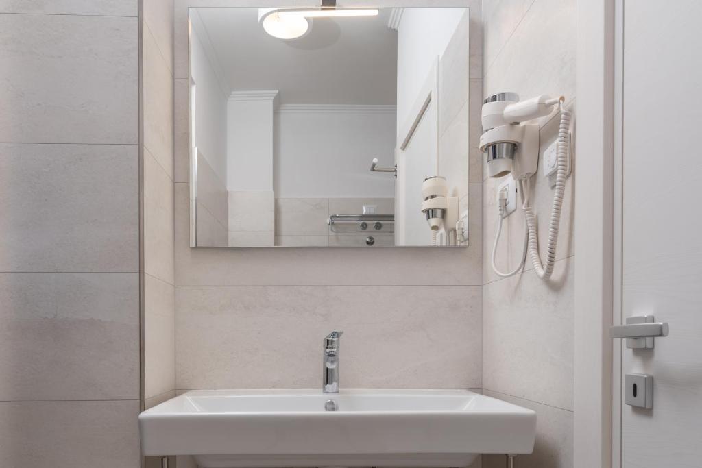 AAA Apartments & Rooms with free private parking - reservation needed - 16