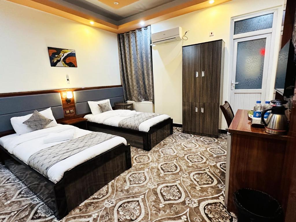 Llit o llits en una habitació de Khyber Hotel