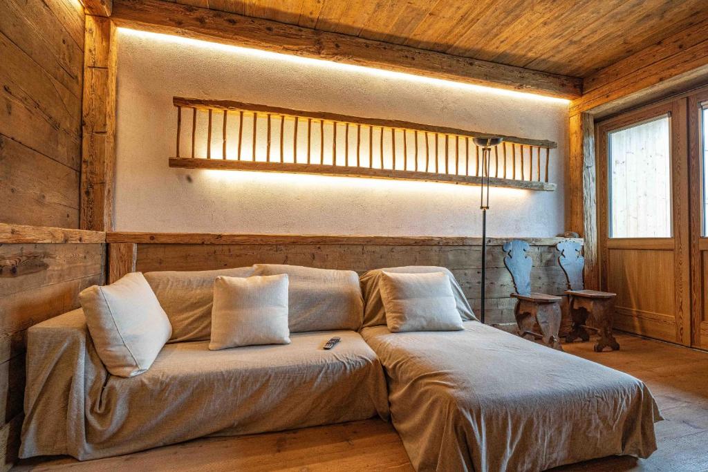 un soggiorno con divano in camera di Casa Aquila a Cortina dʼAmpezzo