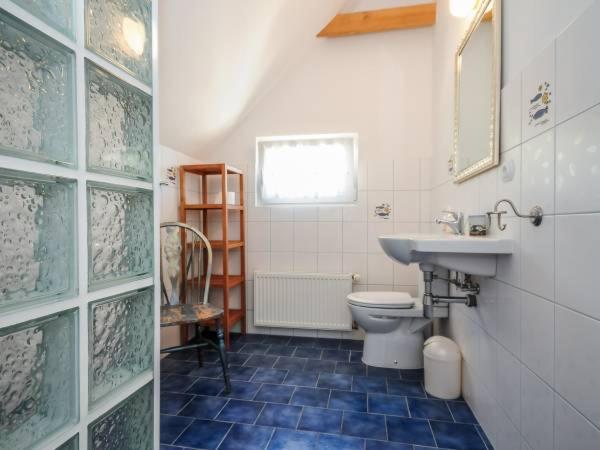 Bany a 2-osobowy pokój na poddaszu z łazienką i dostępem do aneksu kuchennego