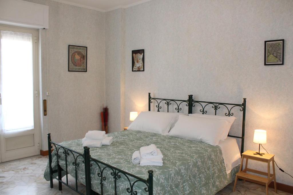 - une chambre avec un lit et des serviettes dans l'établissement Abate Gimma Apartment, à Bari