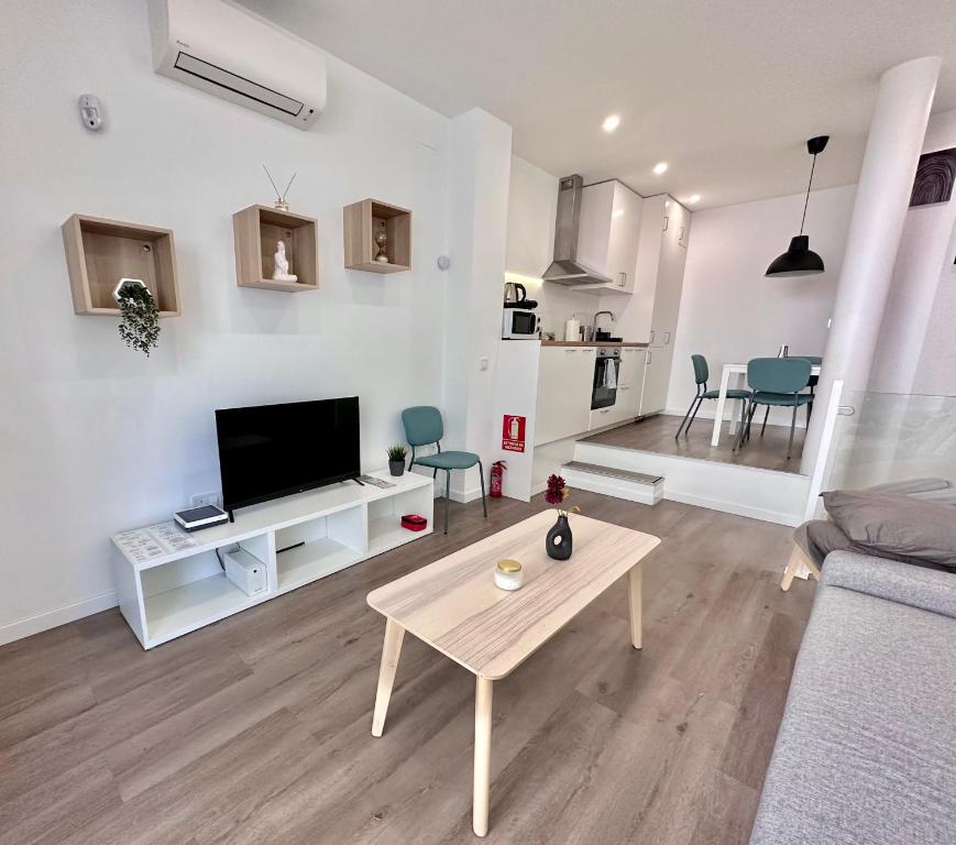 a living room with a couch and a table at Loft Moderno en Madrid in Madrid