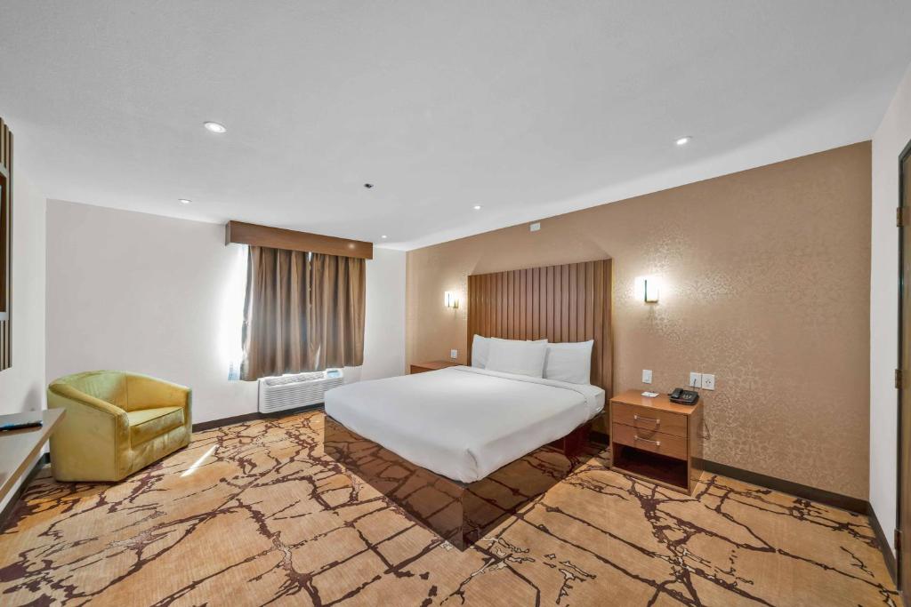 Baymont by Wyndham Anderson - King Suite - Non-Smoking