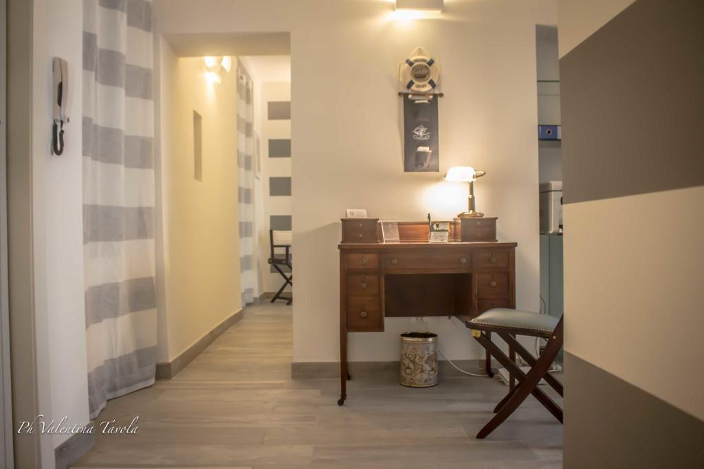 a hallway with a desk and a chair at L'Approdo Dell'Ammiraglio in La Spezia