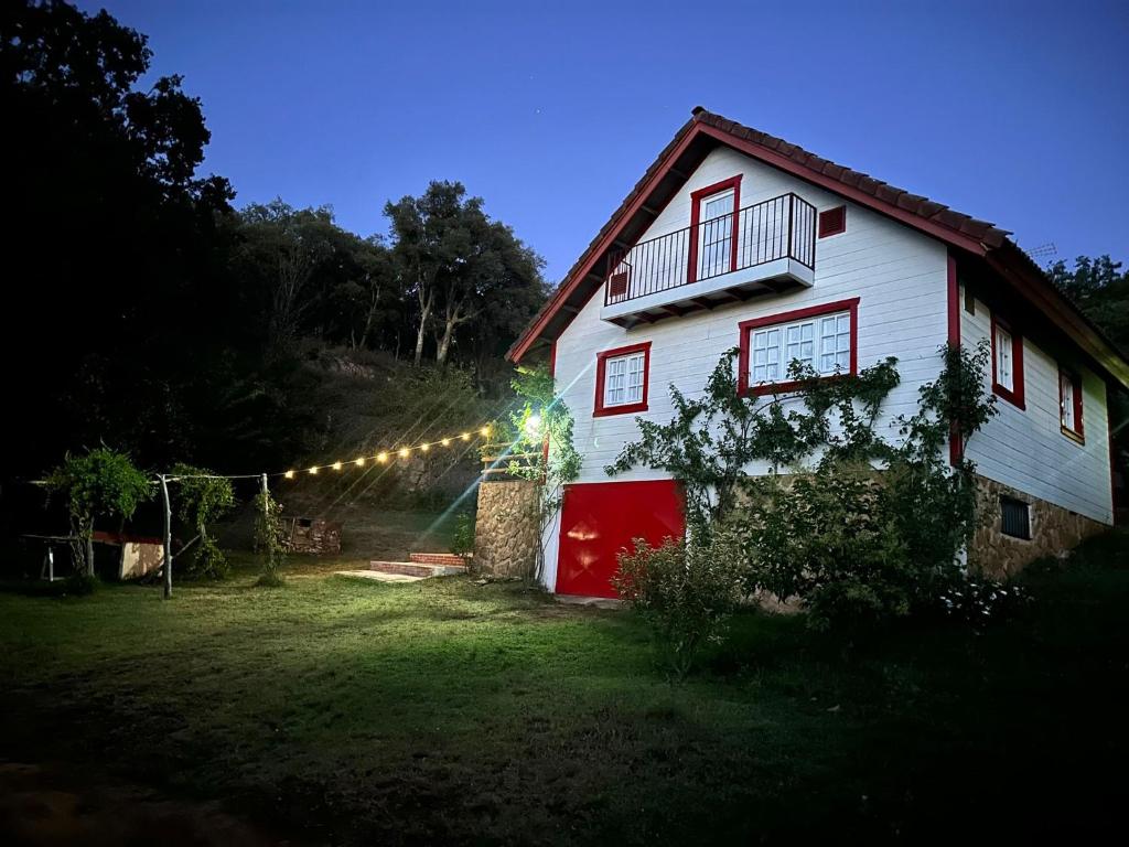 uma casa com uma série de luzes no quintal em Casa rural La Frambuesa em Galaroza