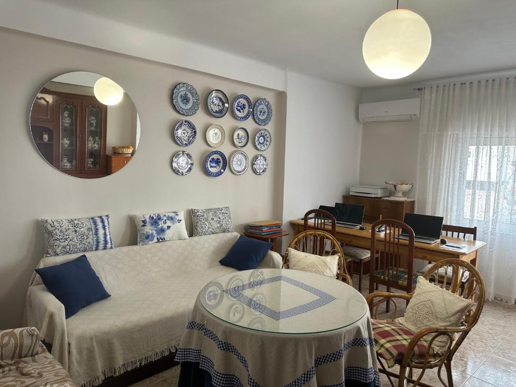 sala de estar con sofá y mesa en TRUJILLO CUÉNTAME -Apartamento bien equipado, de fácil aparcamiento y acceso-Ideal punto de partida de sus rutas, en Trujillo