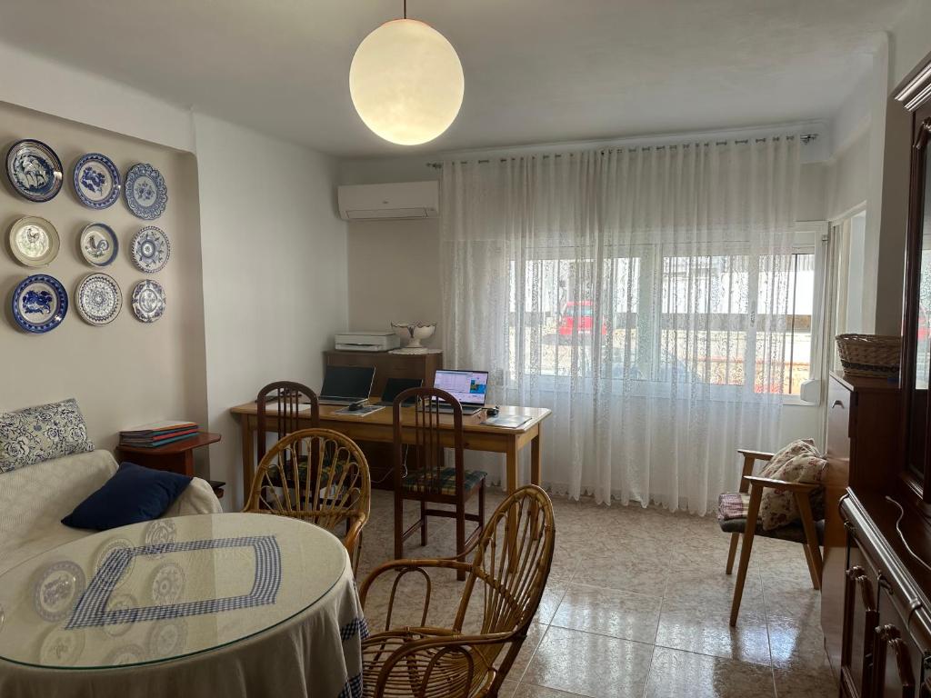 Televízia a/alebo spoločenská miestnosť v ubytovaní TRUJILLO CUÉNTAME -Apartamento bien equipado, de fácil aparcamiento y acceso-Ideal punto de partida de sus rutas