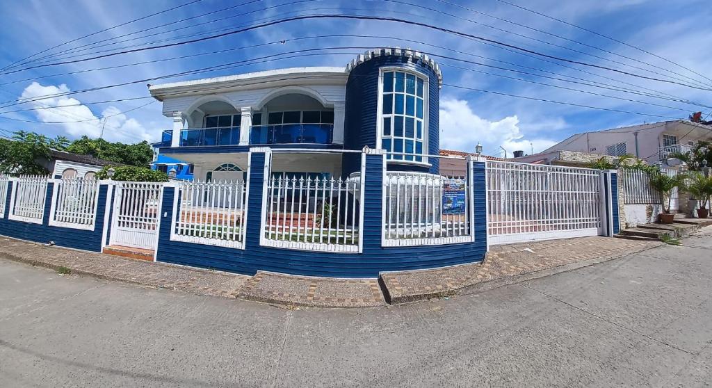 una cerca azul y blanca delante de una casa en Mary Hosting Sarie Bay, en San Andrés