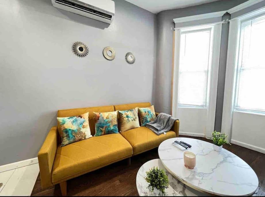 Posezení v ubytování Stylish 1 Bedroom Apt - Brooklyn by train station