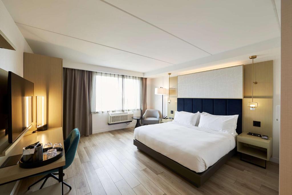 
King Room with Mobility Accessible Tub
