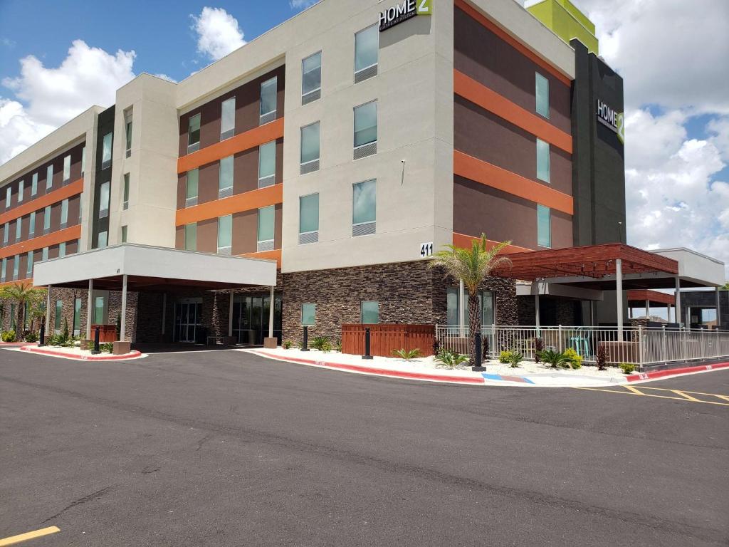 eine leere Straße vor einem Hotel in der Unterkunft Home2 Suites By Hilton Edinburg in Edinburg