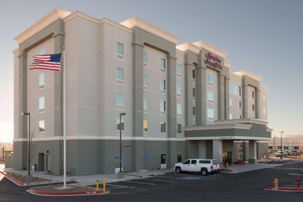 un hotel con un camión blanco estacionado en un estacionamiento en Hampton Inn & Suites Albuquerque North/I-25, en Albuquerque