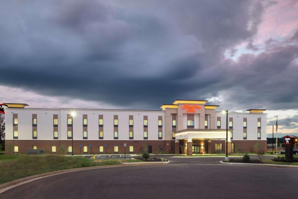 duży biały budynek z napisem w obiekcie Hampton Inn Morristown, I-81, TN w mieście Morristown