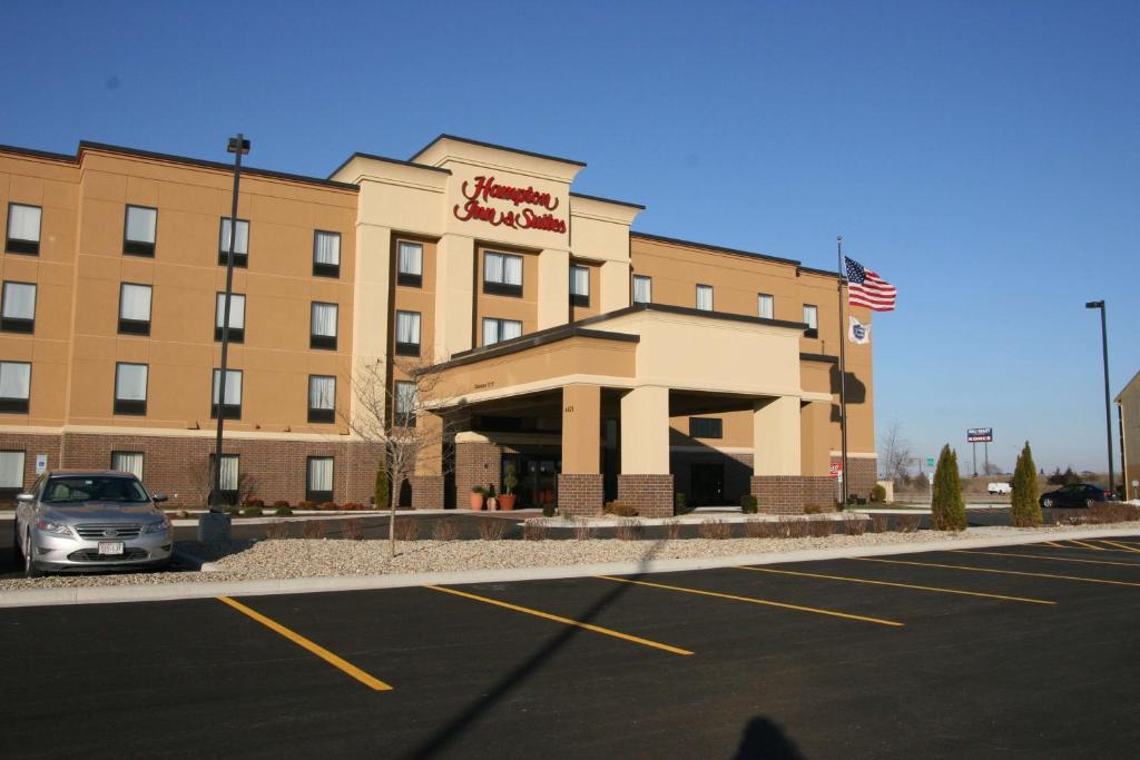 un hotel con un coche aparcado en un aparcamiento en Hampton Inn and Suites Peru, en Peru