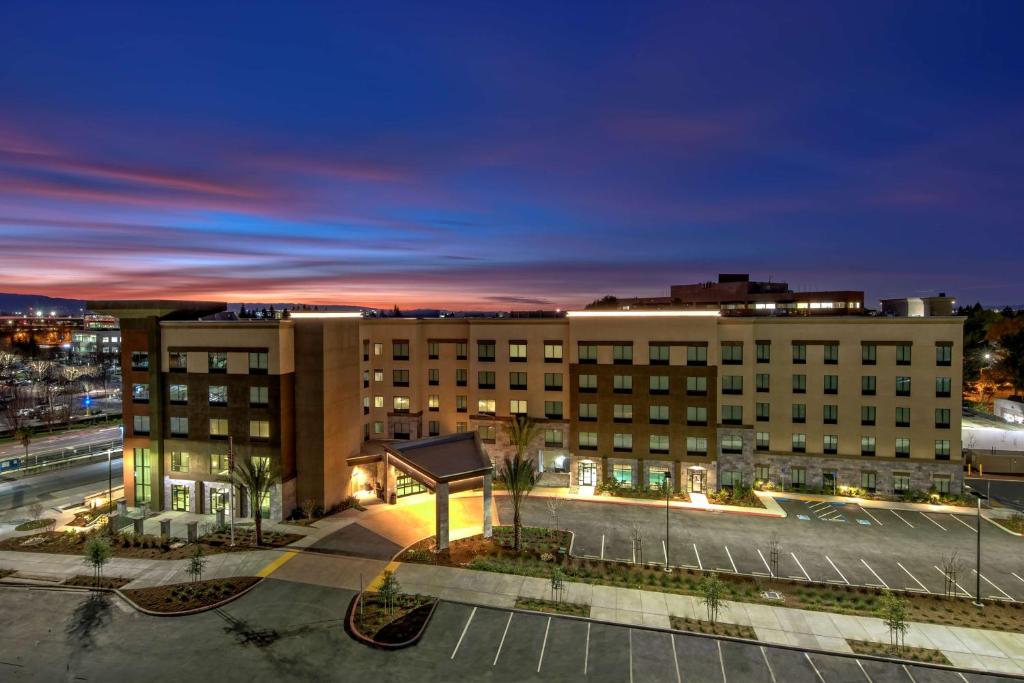 uma vista para um edifício à noite em Hampton Inn & Suites San Jose Airport em San José