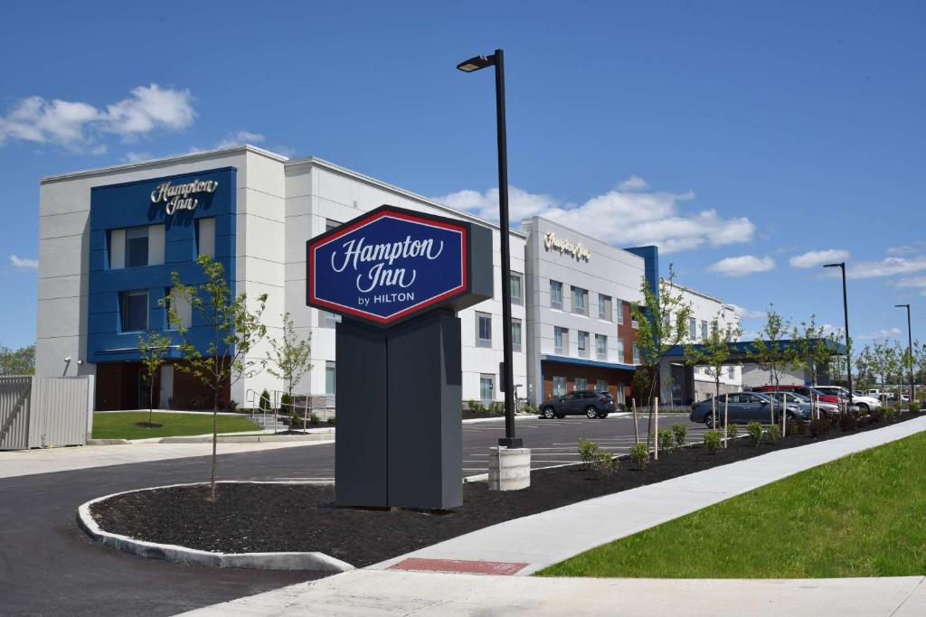 ein Zeichen für eine Hyundai-Klinik vor einem Gebäude in der Unterkunft Hampton Inn Richwood Cincinnati South, KY in Richwood