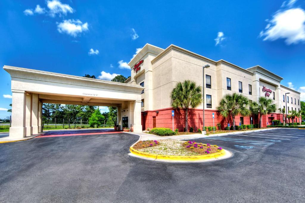 Un edificio con una pizza grande en medio de la calle. en Hampton Inn Quincy, en Quincy