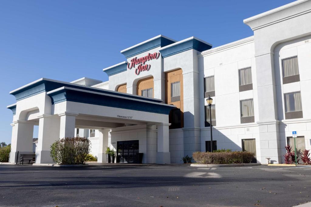 a rendering of the front of a hotel at Hampton Inn Dade City - Zephyr Hills in Dade City