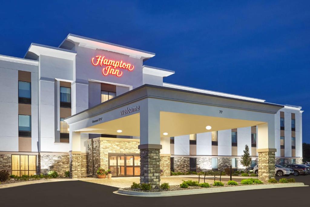 eine Darstellung der Vorderseite eines Hotels in der Unterkunft Hampton Inn Fond du Lac in Fond du Lac