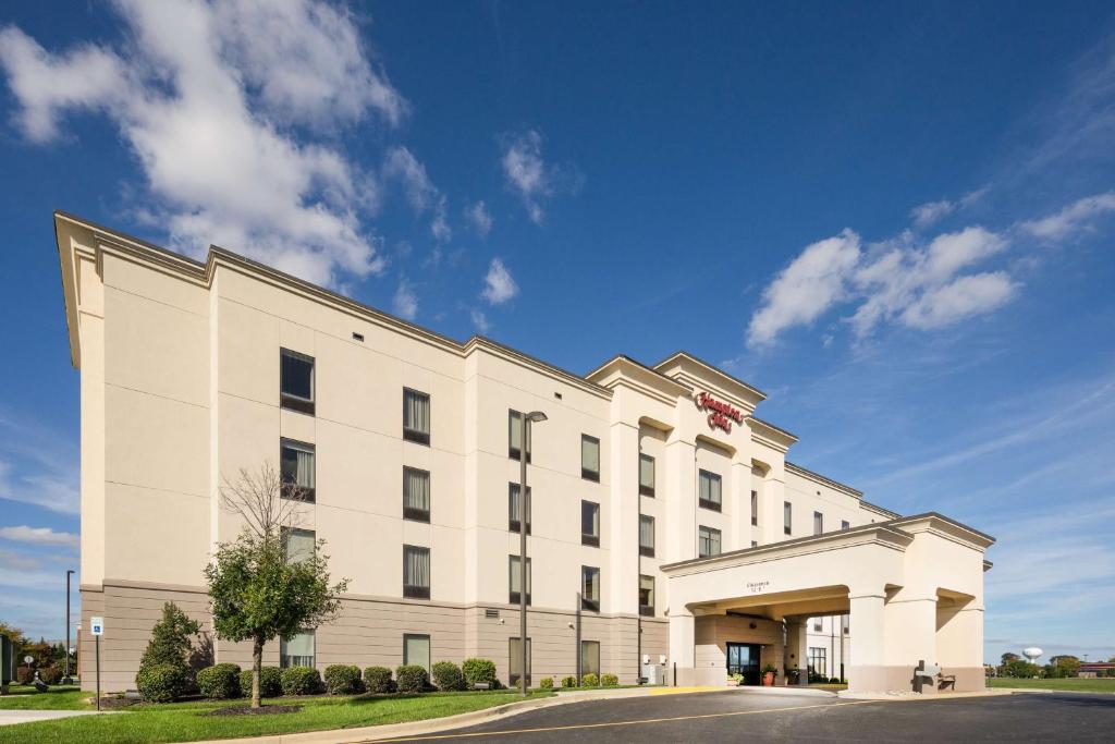 a large white building with an archway at Hampton Inn Middletown in Middletown