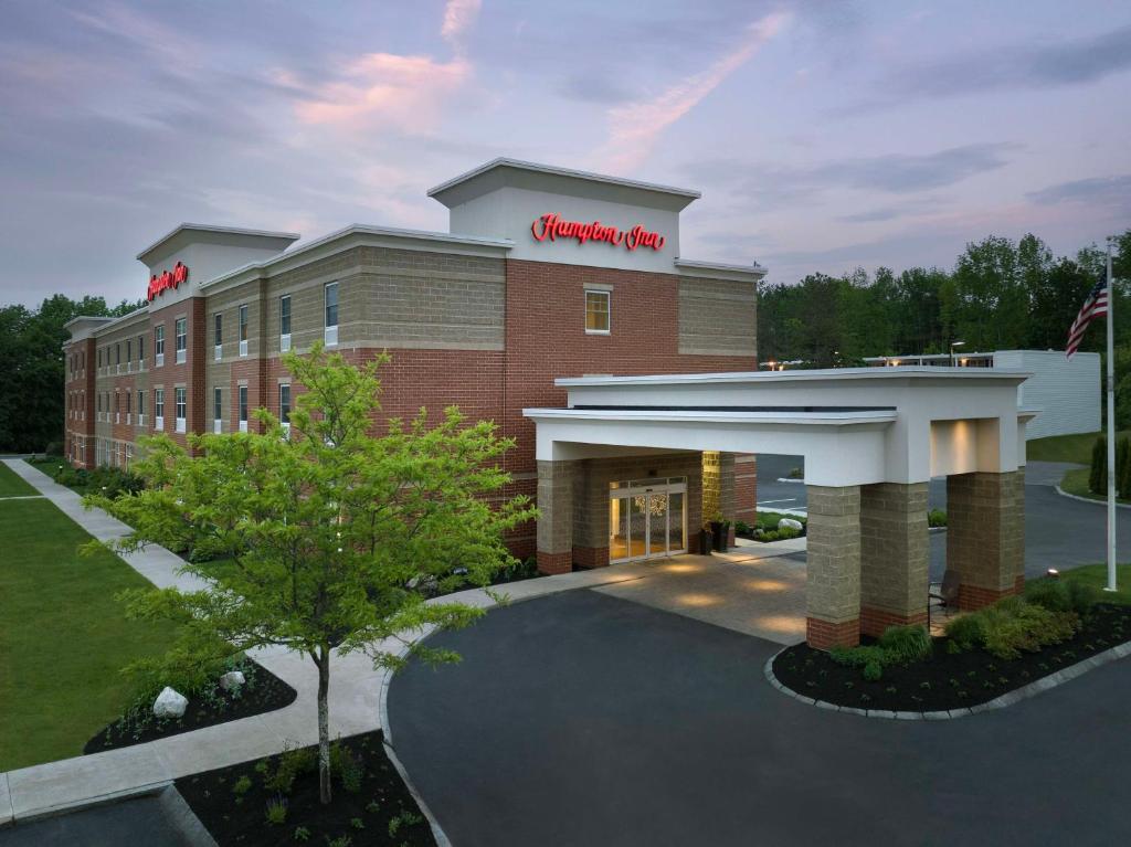 una representación de un hotel con un edificio en Hampton Inn Augusta en Augusta