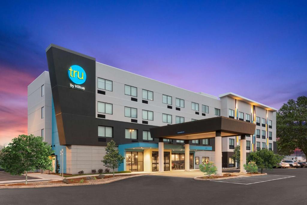 a hotel with a vm sign on the front of it at Tru By Hilton Portland Airport, Or in Portland