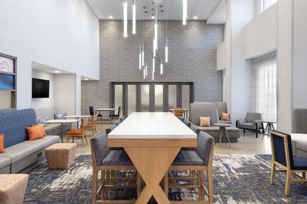 圣查尔斯Hampton Inn & Suites St Charles Old Town Area, Mo的一间有桌子和椅子的会议室