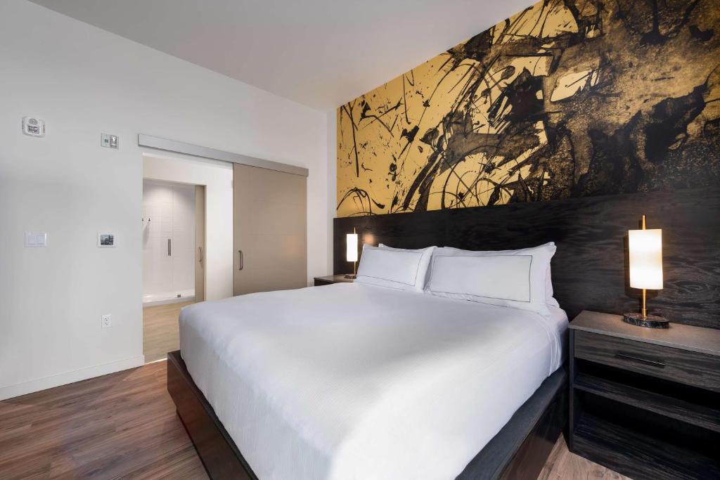 Postel nebo postele na pokoji v ubytování Holman Riverfront Park Hotel Salem, Tapestry By Hilton