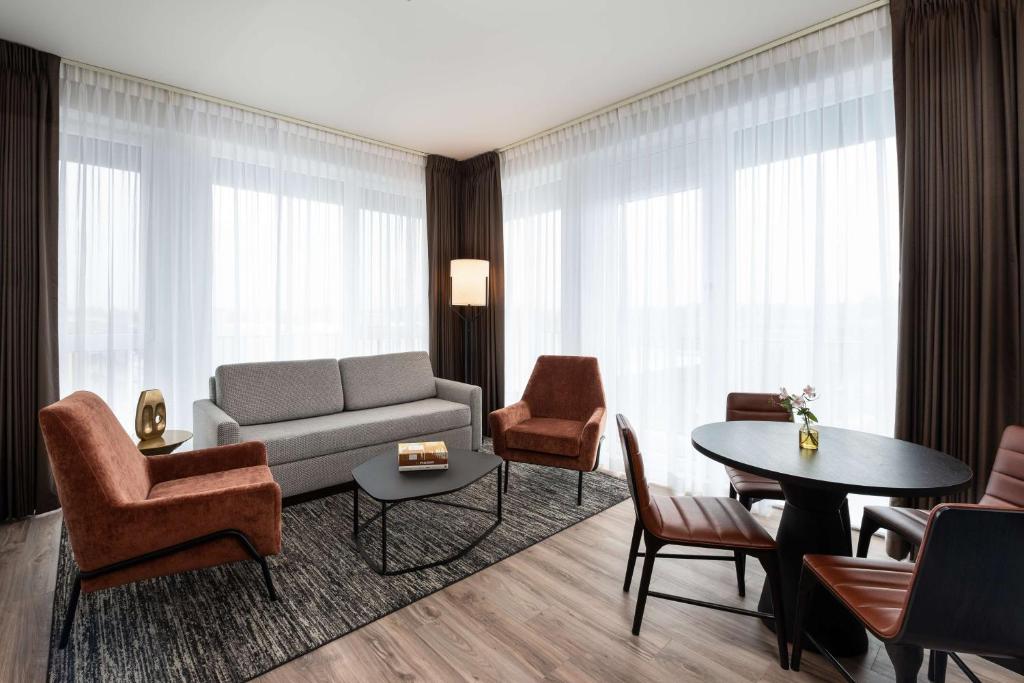 Posezení v ubytování Holman Riverfront Park Hotel Salem, Tapestry By Hilton