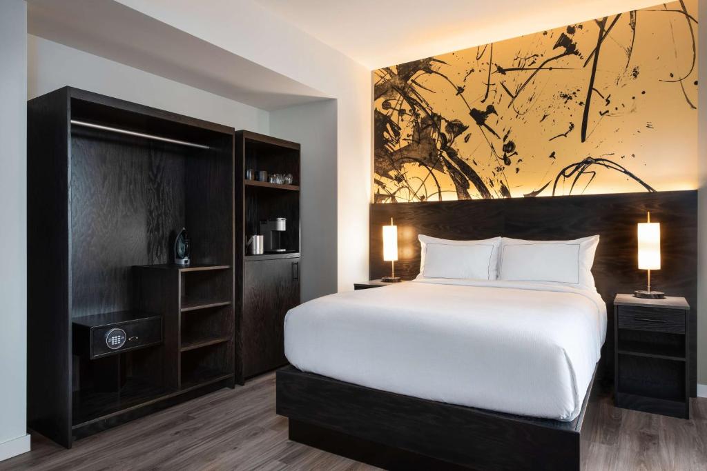 Postel nebo postele na pokoji v ubytování Holman Riverfront Park Hotel Salem, Tapestry By Hilton
