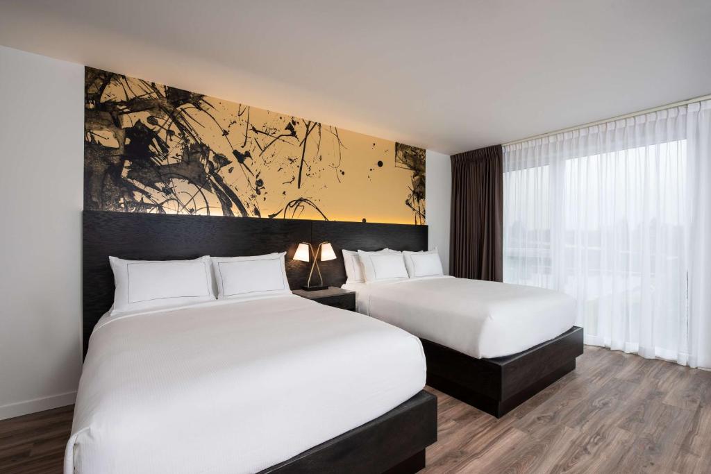 Postel nebo postele na pokoji v ubytování Holman Riverfront Park Hotel Salem, Tapestry By Hilton