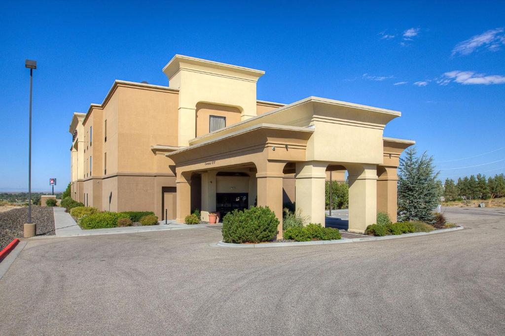 Hampton Inn & Suites Mountain Home في ماونتن هوم: مبنى كبير وامامه موقف سيارات