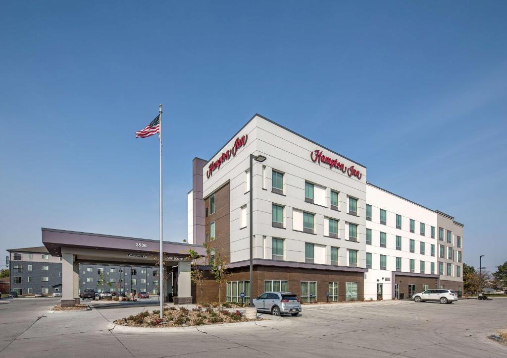 a building with an american flag on top of it at Hampton Inn Columbus in Columbus