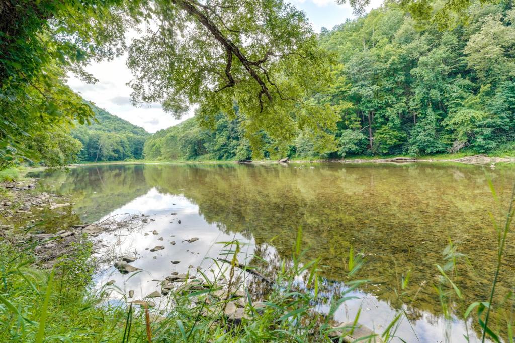 Marlinton Cabin Rental with Greenbrier River Access! - Casa Natalizia