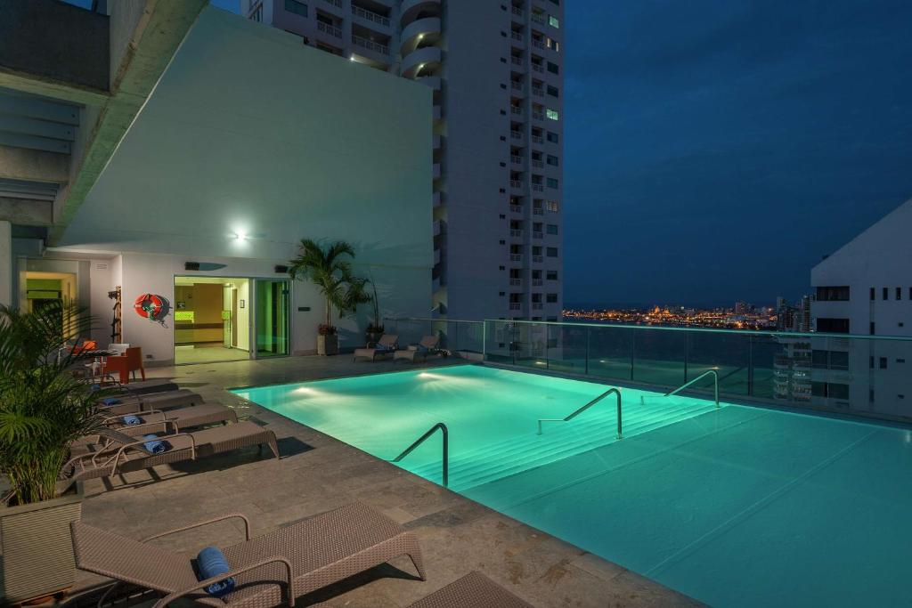 una piscina en la parte superior de un edificio por la noche en Hampton by Hilton Cartagena, en Cartagena de Indias