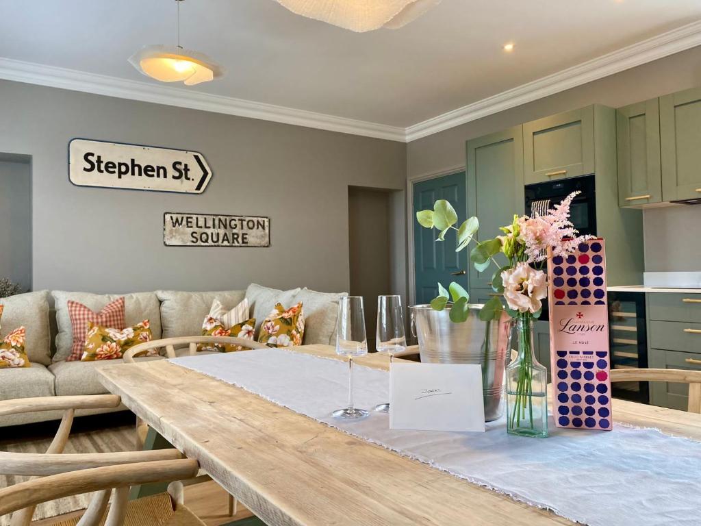 Railway House York by Chateau Anna - Two-Bedroom Apartment