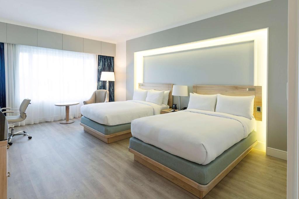 Postel nebo postele na pokoji v ubytování Hilton Colon Guayaquil Hotel