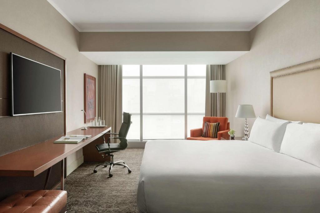 Televiisor ja/või meelelahutuskeskus majutusasutuses DoubleTree by Hilton Lima Miraflores El Pardo