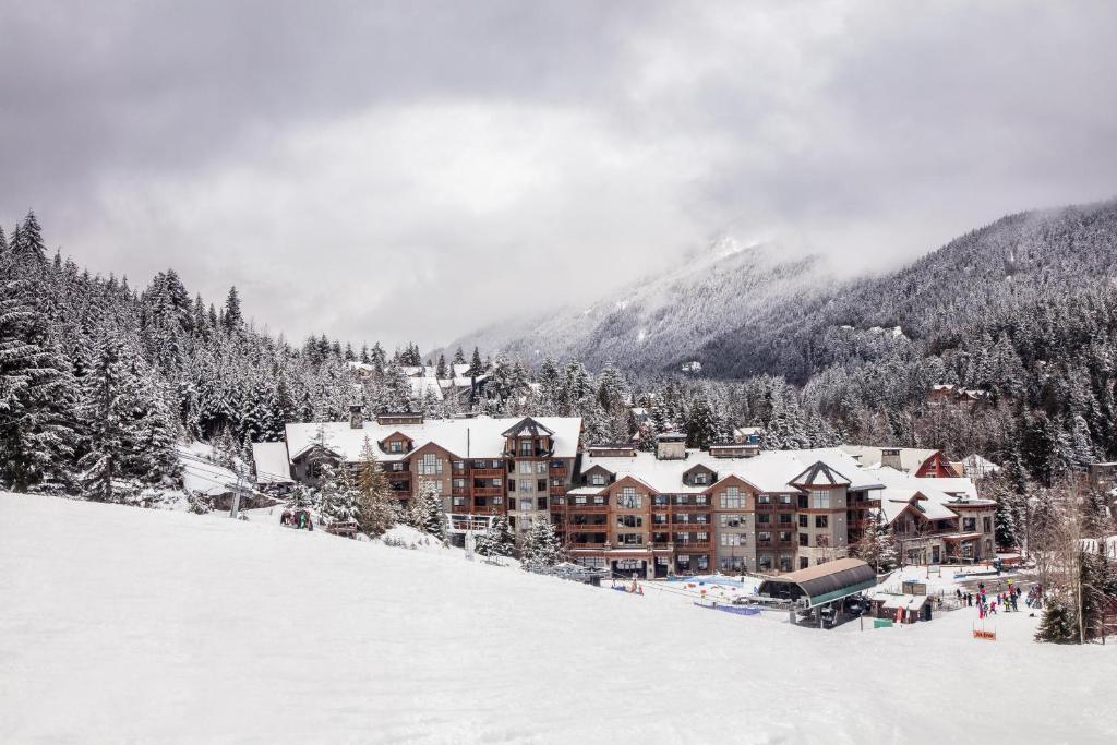 un lodge en la nieve en una pista de esquí en Legends en Whistler