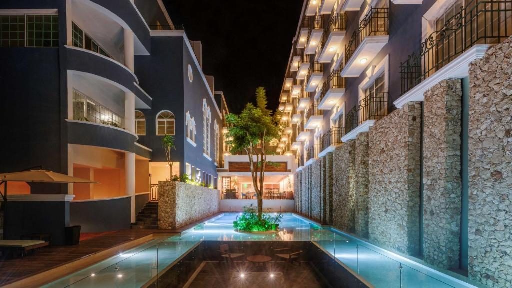 Bazén v ubytování Villa Mercedes Curio Collection By Hilton nebo v jeho okolí