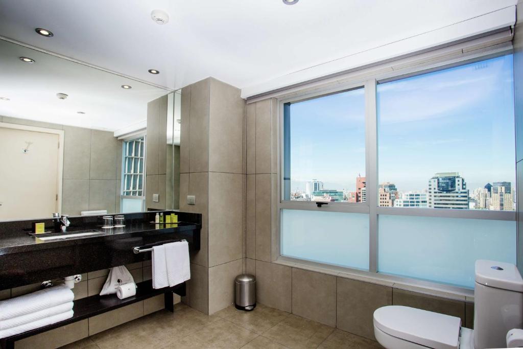 Koupelna v ubytování DoubleTree by Hilton Santiago - Vitacura
