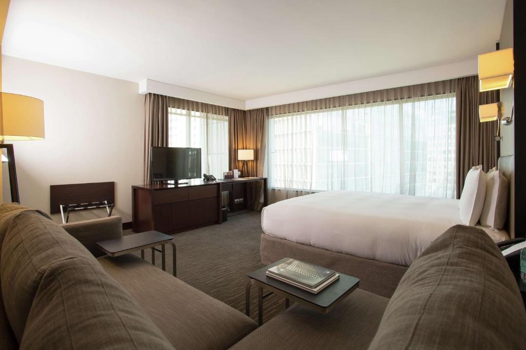 TV a/nebo společenská místnost v ubytování DoubleTree by Hilton Santiago - Vitacura