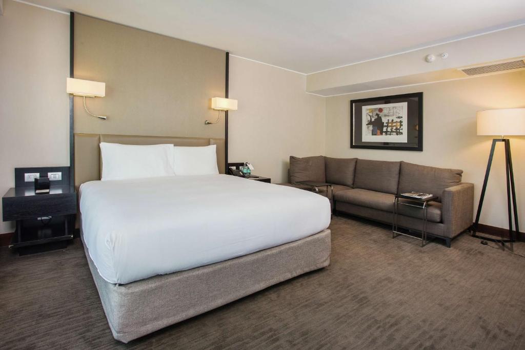 Postel nebo postele na pokoji v ubytování DoubleTree by Hilton Santiago - Vitacura