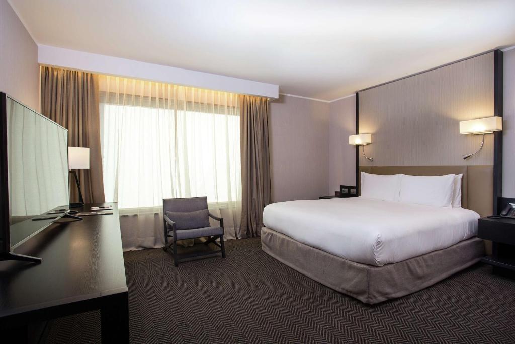 Postel nebo postele na pokoji v ubytování DoubleTree by Hilton Santiago - Vitacura