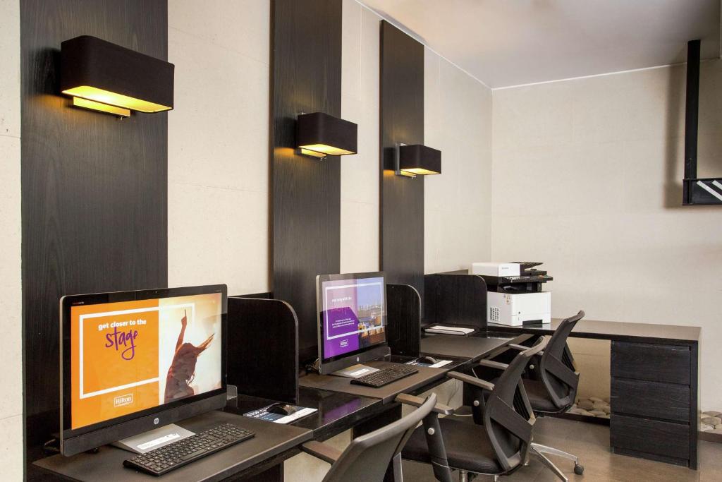 TV a/nebo společenská místnost v ubytování DoubleTree by Hilton Santiago - Vitacura