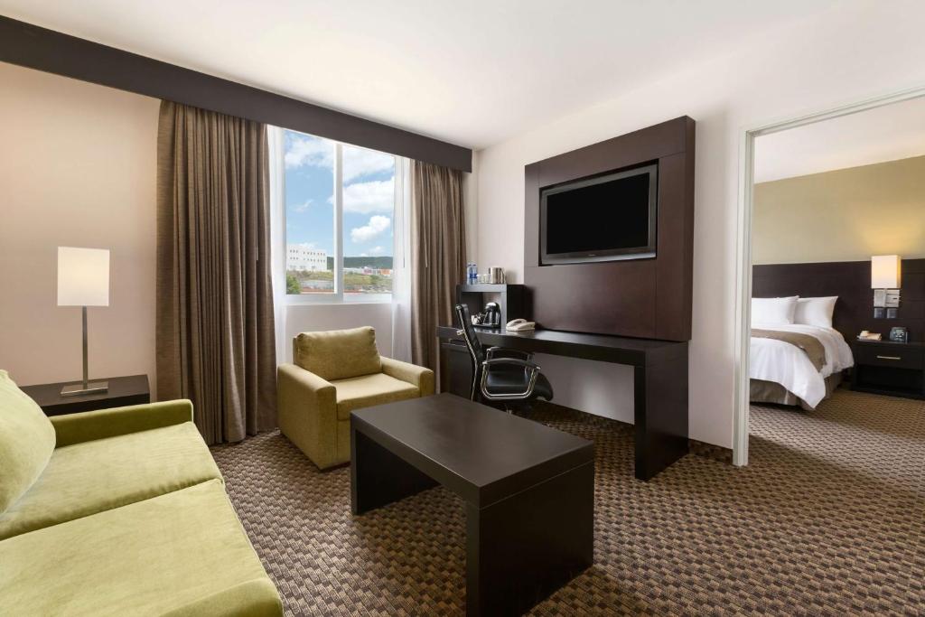 TV a/nebo společenská místnost v ubytování DoubleTree by Hilton Queretaro