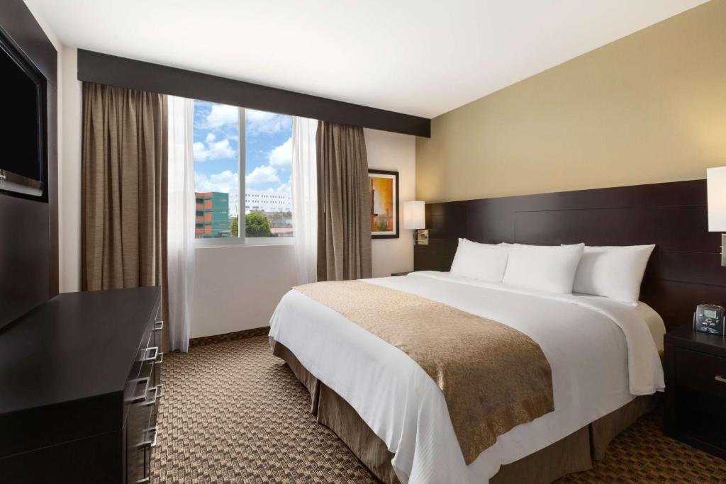 Postel nebo postele na pokoji v ubytování DoubleTree by Hilton Queretaro