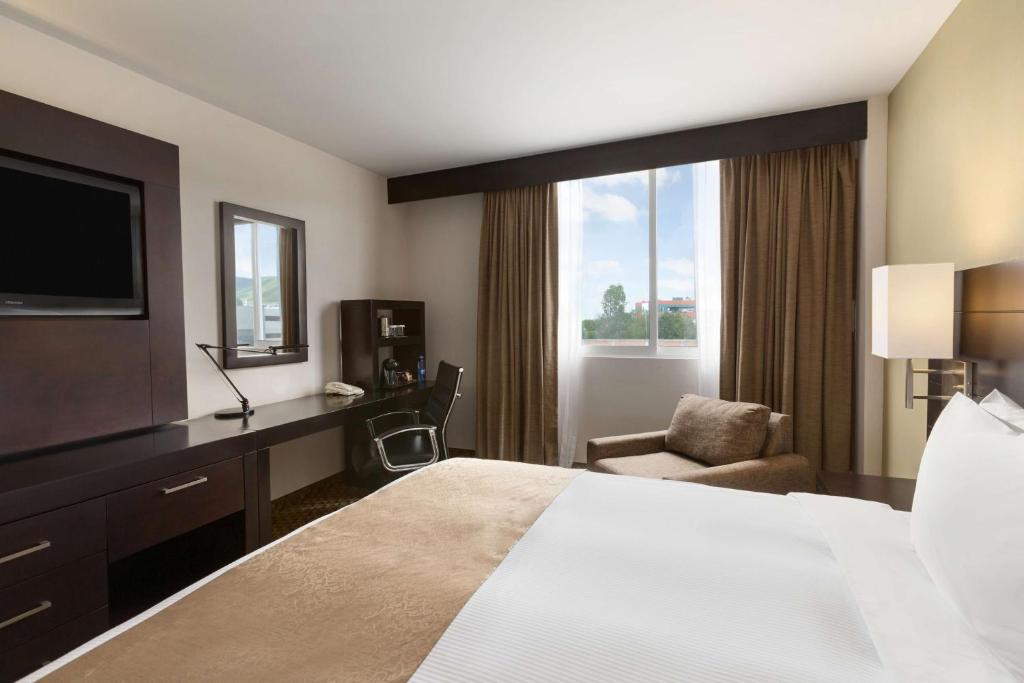 Postel nebo postele na pokoji v ubytování DoubleTree by Hilton Queretaro