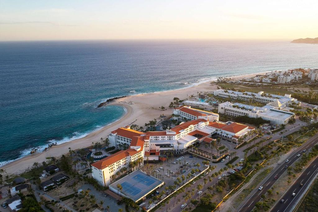 een luchtzicht op een strand en de oceaan bij Hilton Grand Vacations Club La Pacifica Los Cabos in Cabo San Lucas