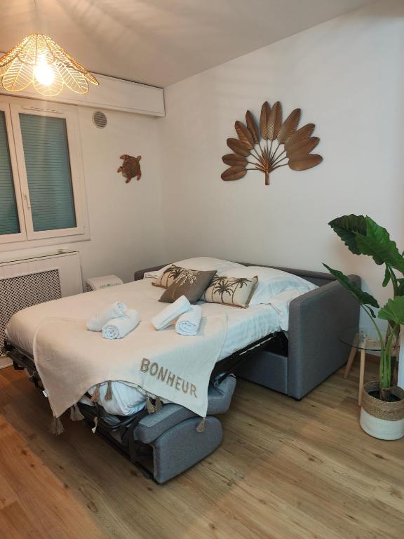 une chambre avec un lit dans une pièce dans l'établissement Studio Cap Martin, à Roquebrune-Cap-Martin